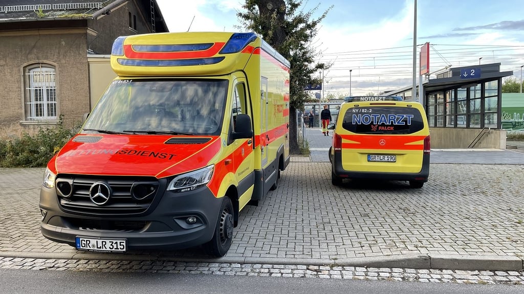 Offenbar durch einen Stromschlag wurden zwei Jugendliche verletzt.