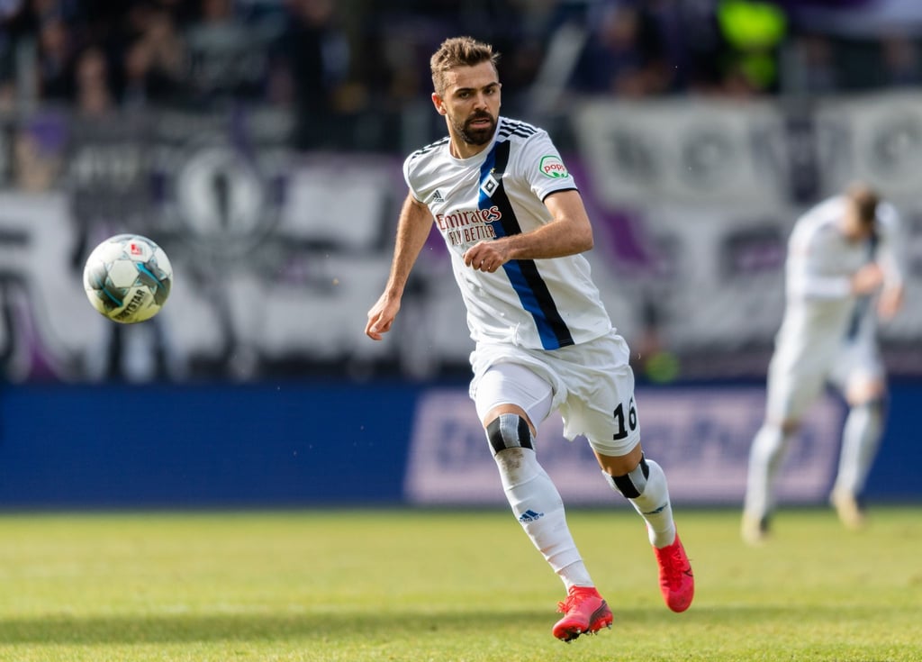 Hamburgs Lukas Hinterseer spielt den Ball.