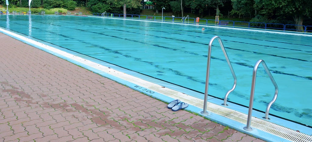 Fast leer war das große Becken des Waldbades am gestrigen Dienstagvormittag. Nur einige der Stammschwimmer zogen ihre Bahnen.
