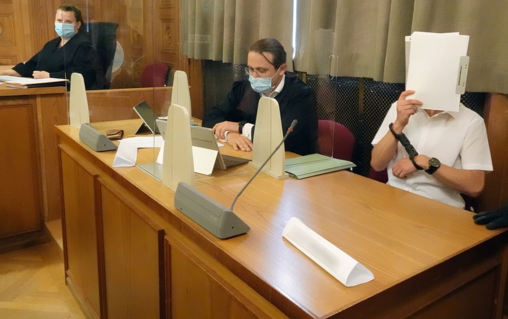Der Hauptangeklagte (r) neben seinem Anwalt im Juli 2021 im Prozess am Landgericht Tübingen.