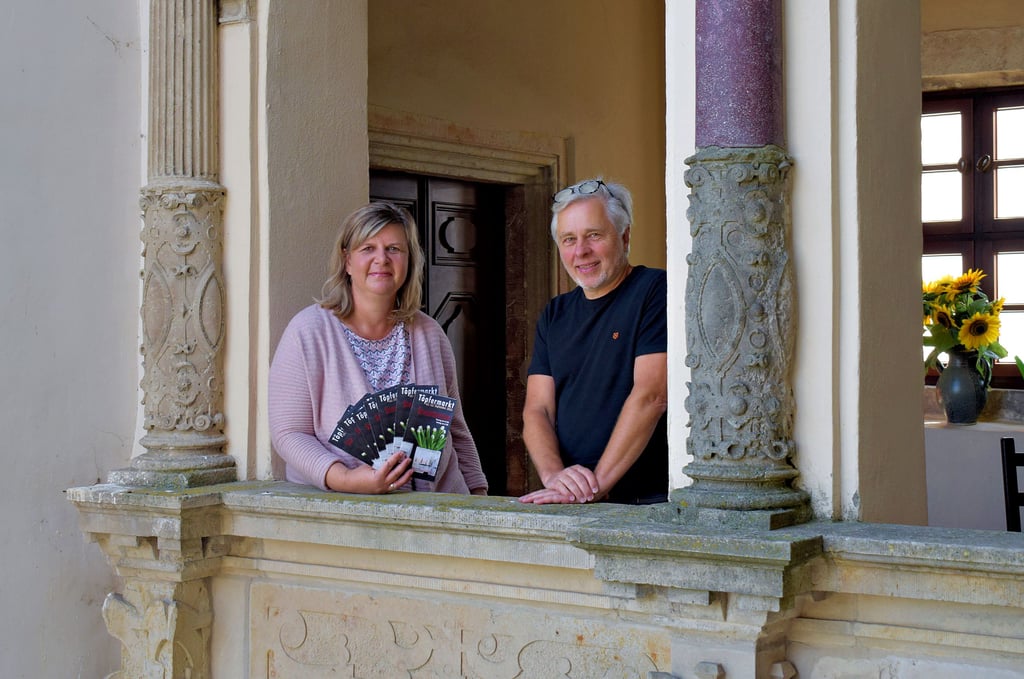 Viola Handke vom Büro des Förderkreises Kultur und Denkmalpflege Leitzkau und Detlef Leps, Töpfer aus Kämeritz, bereiten den 27. Leitzkauer Töpfermarkt am 11. und 12. September auf dem Leitzkauer Schloss vor.