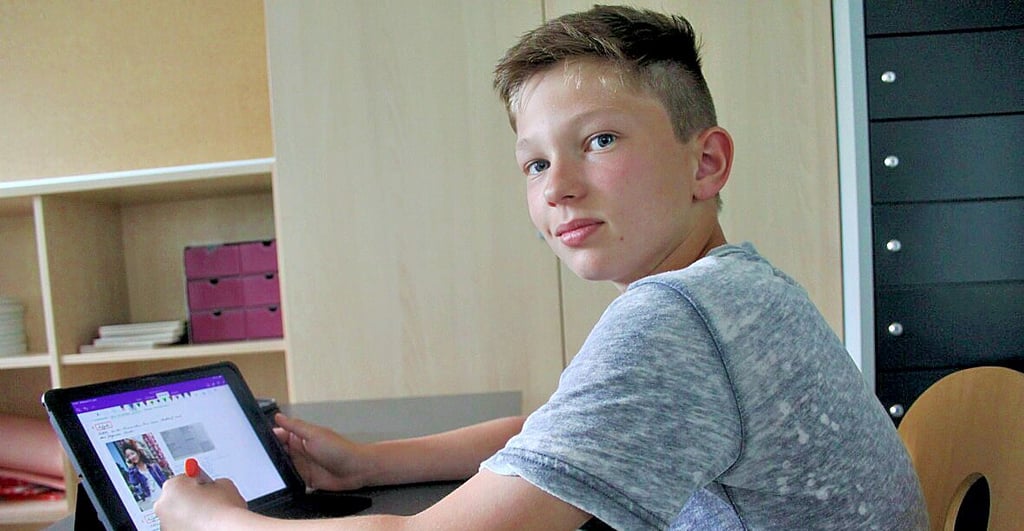 Bruno Kratzke zeigt, wie einfach es im Ecole-Gymnasium ist, mit digitalen Arbeitsmaterialien zu lernen.