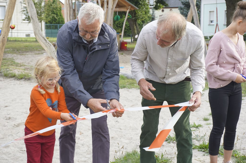 Schon vor dem Startschuss schnitten die Kleinen das Absperrband zum neuen Spielplatz in Großwulkow durch. Heimatvereinsvorsitzender Erhard Knopf und Ortsbürgermeister Gerd Bunjes waren verblüfft.