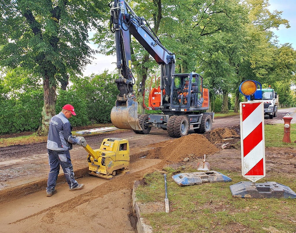 An der Buswendeschleife in der Havelberger Pestalozzistraße ist nach den Tiefbauarbeiten dort am Dienstag die Auffahrt wieder hergerichtet worden.