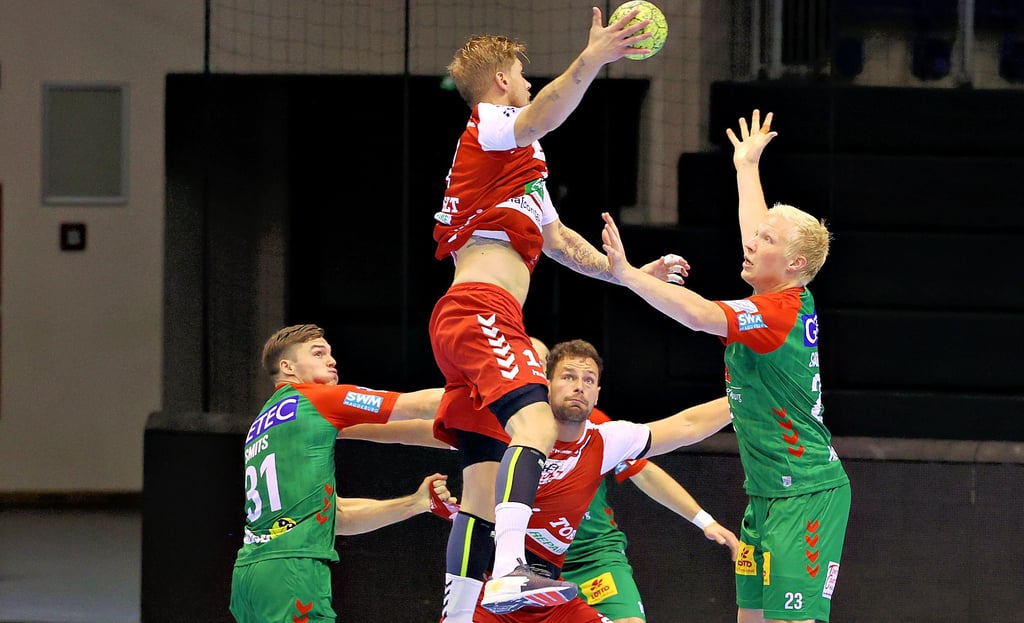 SCM-Neuzugang Magnus Saugstrup (r.) versucht hier zusammen mit Kay Smits (l.), den Nordhorner Markus Stegefeldt zu blocken.
