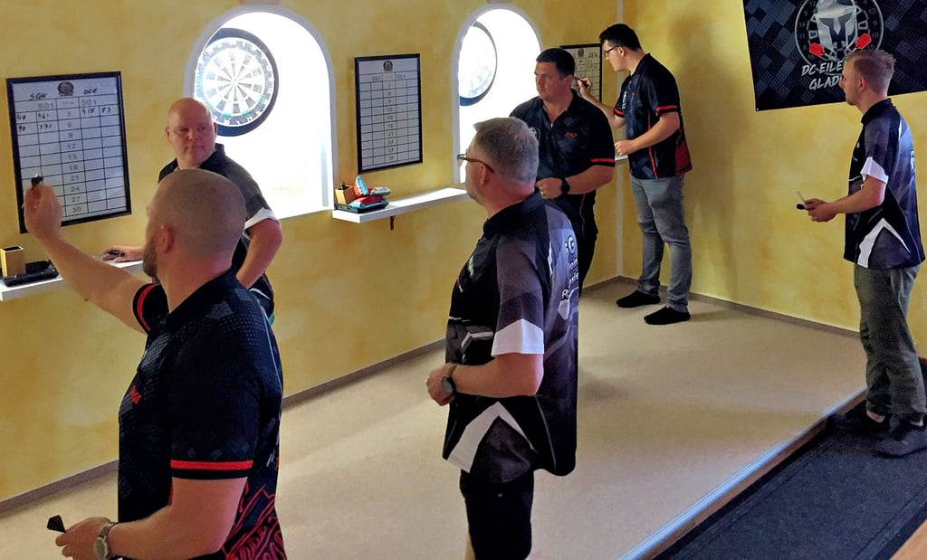 Die Mitglieder der DC Eilenstedt Gladiators haben sich in einer umgebauten Garage ideale Bedingungen für ihre Leidenschaft geschaffen. Seit März gibt es den Dartverein in dem Huy-Ortsteil, das erste Punktspiel fand im Juli statt.