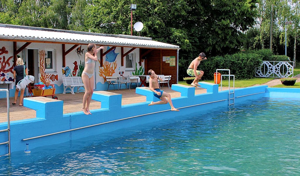 Sprung ins kühle Nass im Freibad Glauzig