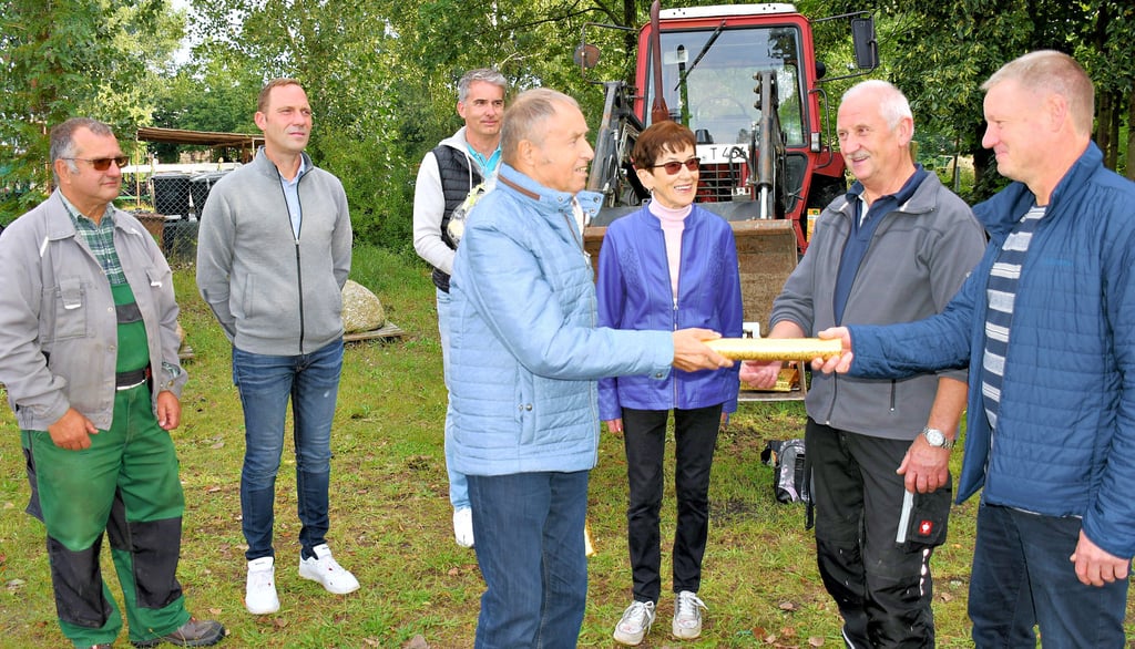 Joachim und Anneliese Steinborn übergeben den symbolischen Staffelstab an Harald Pick und Stefan Kertz (von links). Ebenfalls dabei waren Gemeindearbeiter Dieter Meyer, sein neuer Kollege René Brendel und Jens Meiering, der als amtierender Bürgermeister den Dank der Gemeinde an Harald Pick überbrachte.