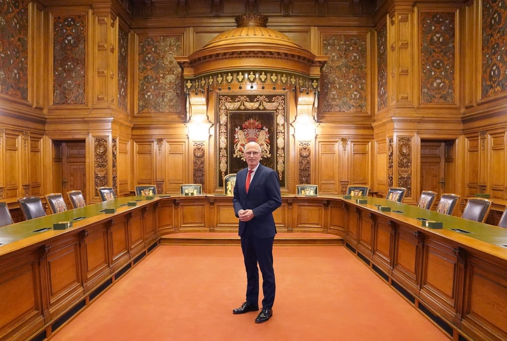 Peter Tschentscher (SPD) steht im Rathaus.
