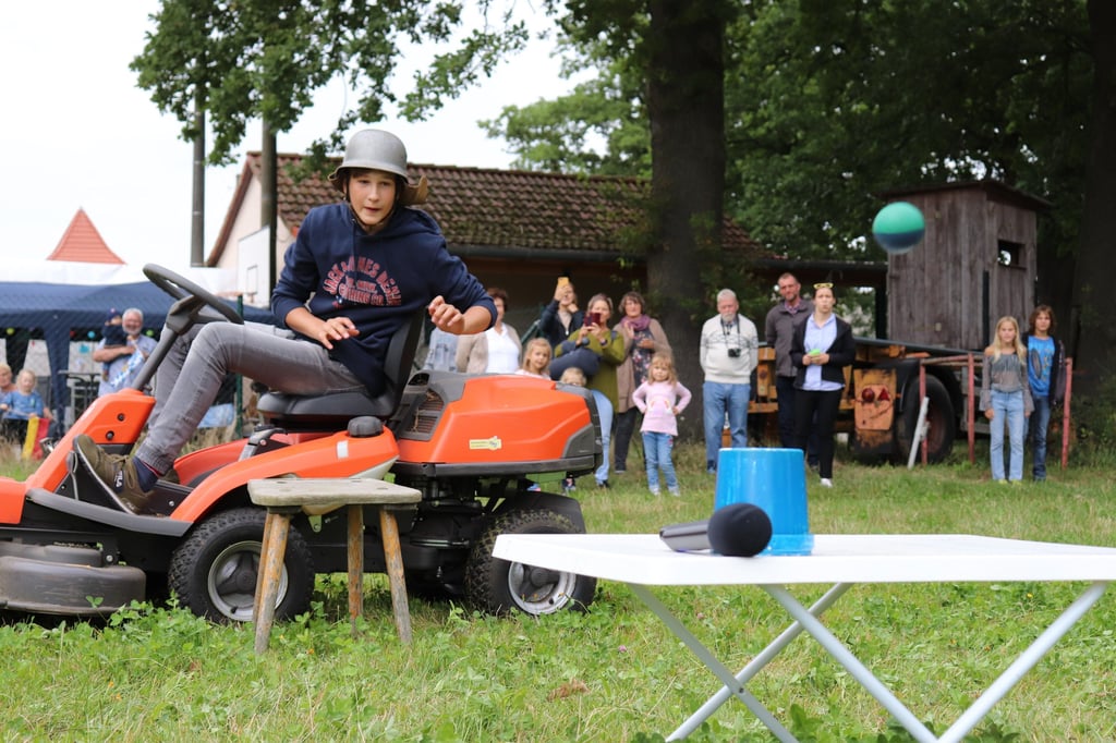 Ehlija Anders siegte beim Rennen mit dem Rasenmäher-Traktor.