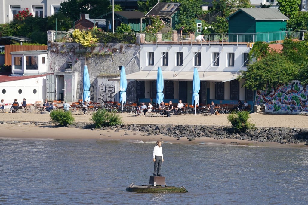 Im Wasser steht einer der "Vier Männer auf Bojen" von Stephan Balkenhol.