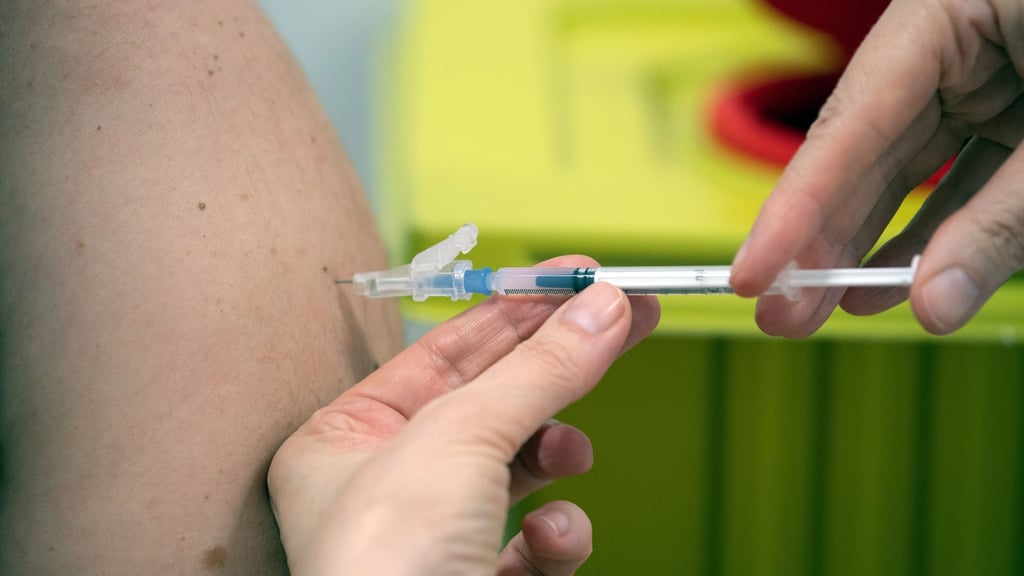 Sollte es eine generelle Auffrischungsimpfung gegen das Coronavirus geben? Foto: Federico Gambarini/dpa