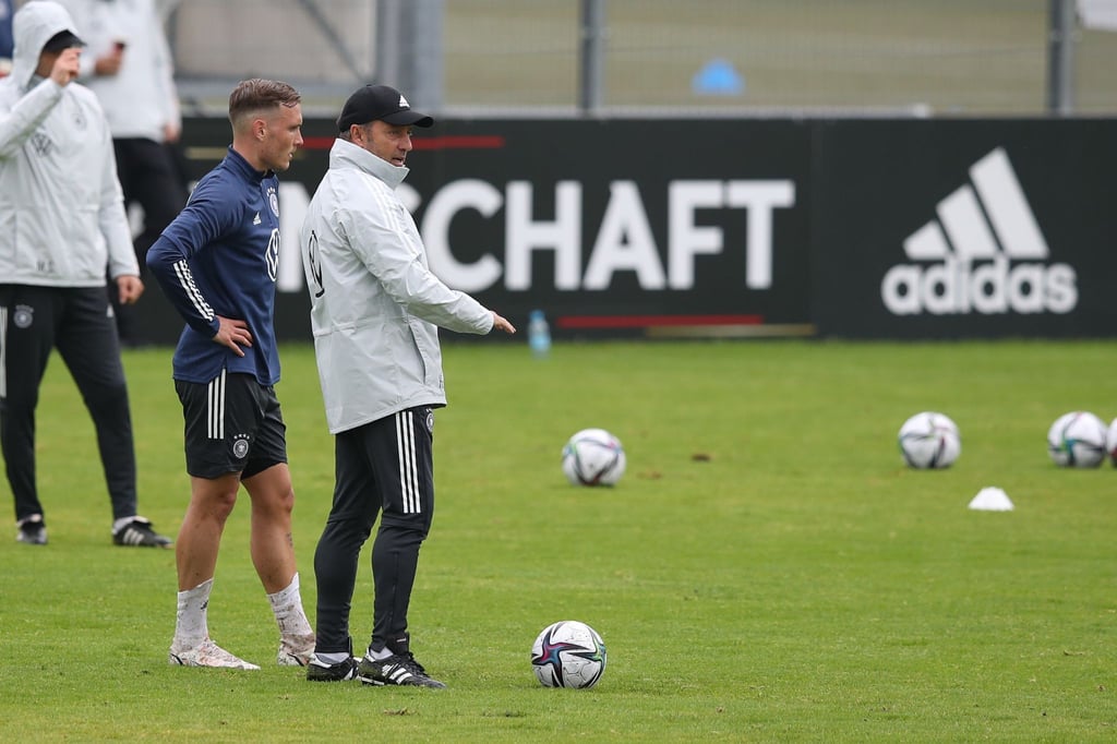 Neuling David Raum (l) beim ersten Training unter dem neuen Bundestrainer Hans Flick.