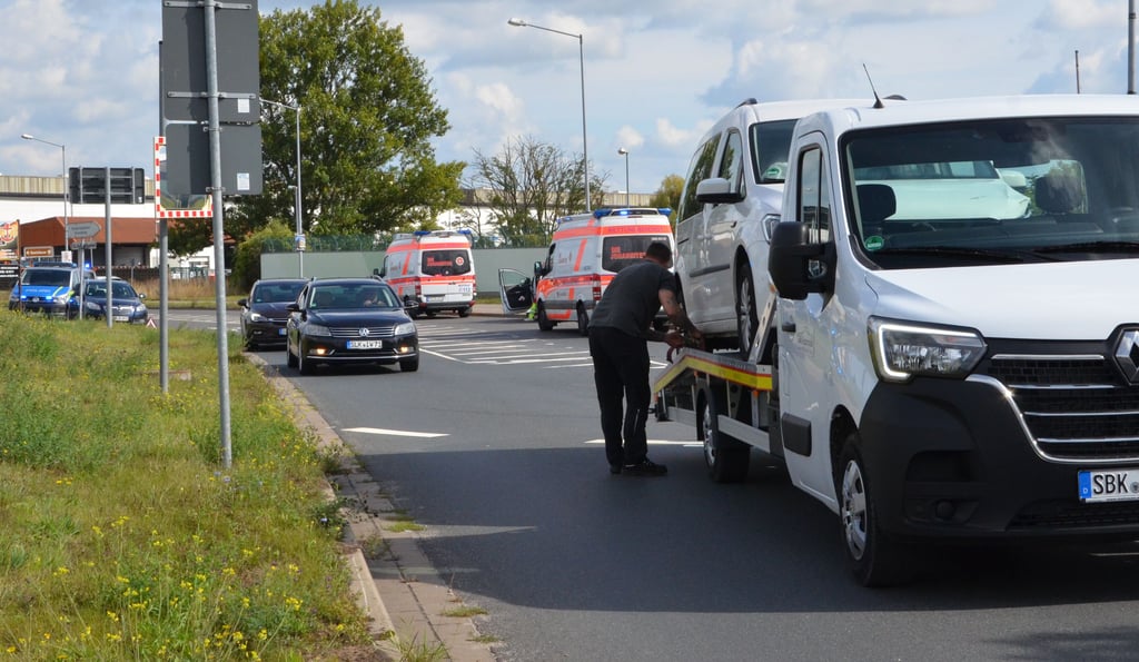 Wähend der Caddy abgeschleppt wurde, regelte die Polizei den Verkehr.