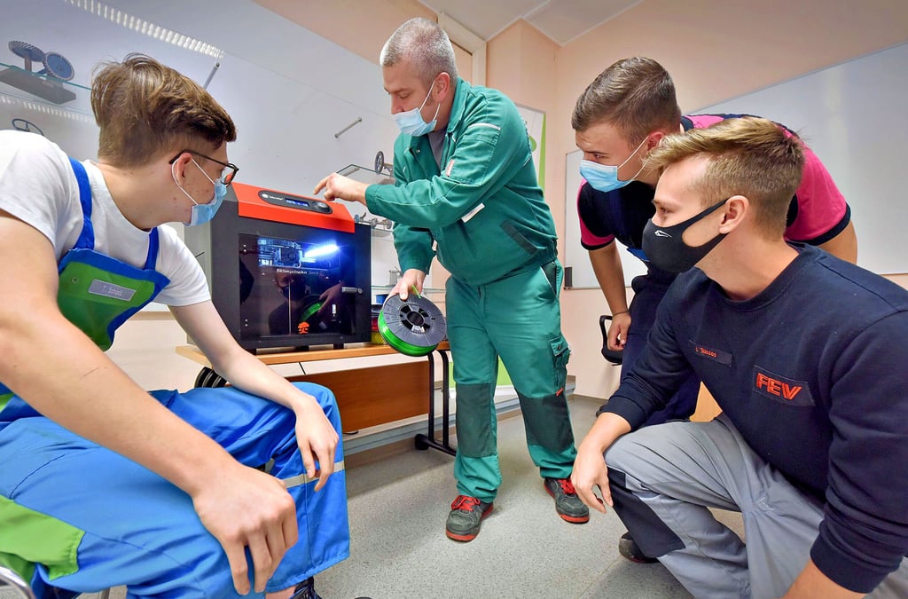 Tobias Schott, Ausbildungsleiter Dennis Müller, Timm Naumann und Tassos Ioannis (v.l.) bei der Übergabe der neuen Technik
