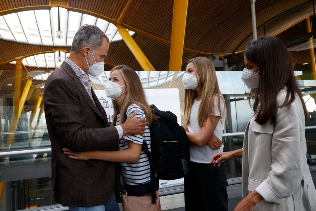 König Felipe von Spanien verabschiedet sich von seiner Tochter Prinzessin Leonor (2.v.l) am Flughafen von Madrid. Daneben steht Infantin Sofia und Königin Letizia.