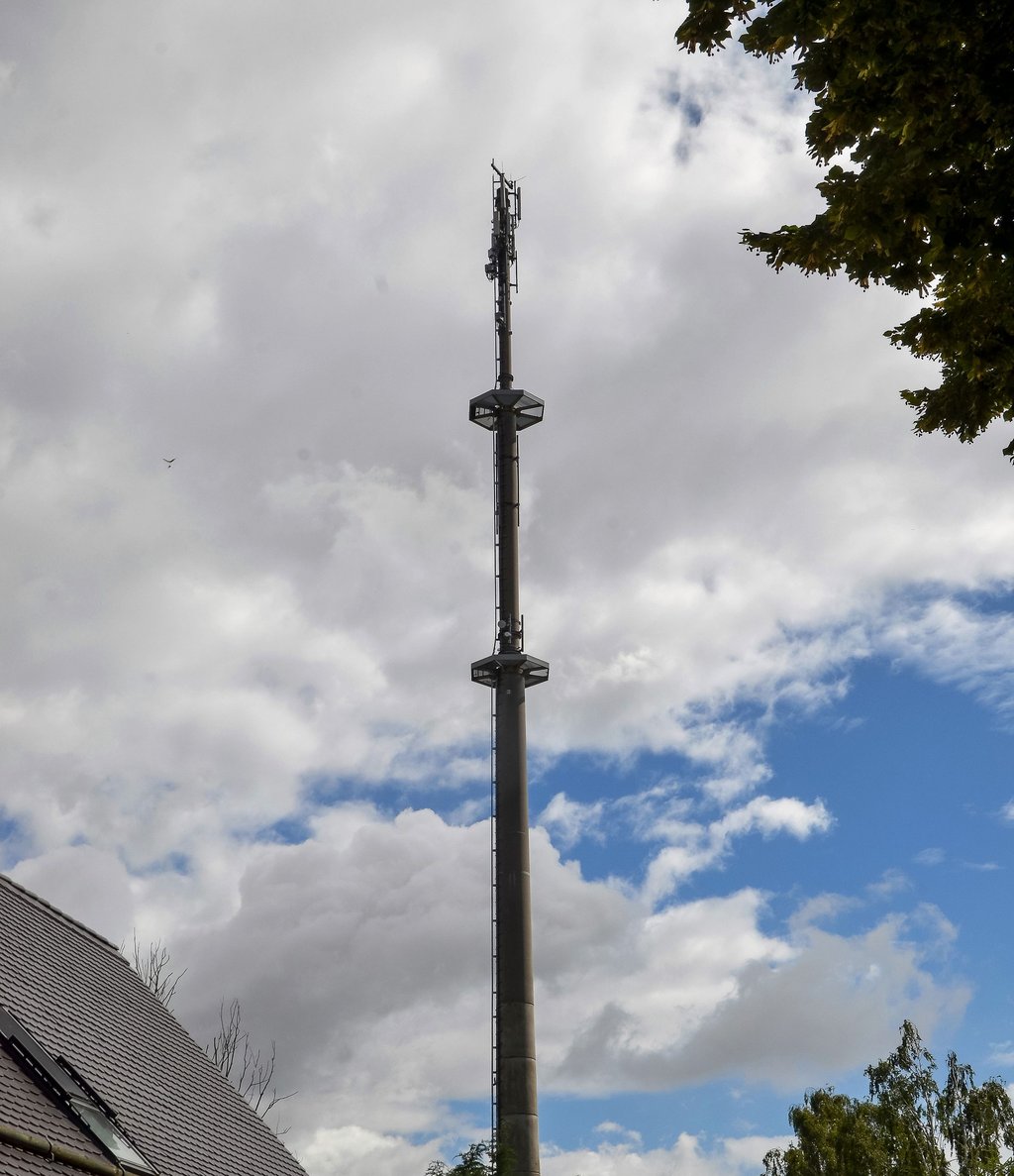 Der Mobilfunkmast in der Nähe des alten Schulgartens in Wanzleben sorgt für Gesprächsstoff und Befürchtungen.