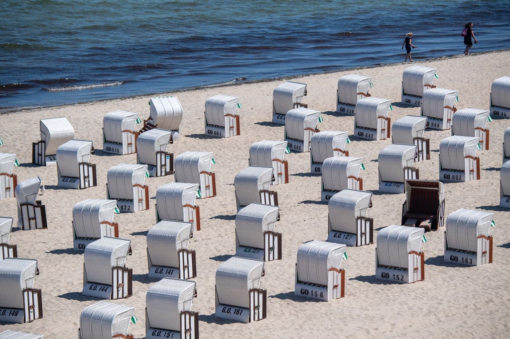 Am Ostseestrand sind Strandkörbe zu sehen.