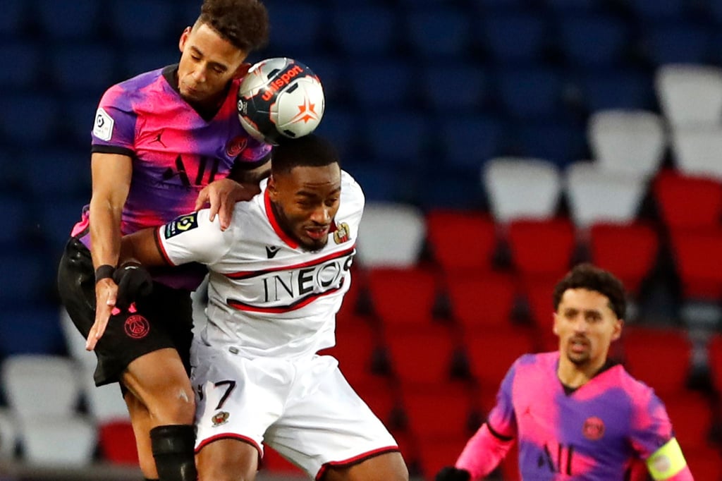 PSGs Thilo Kehrer (l) kämpft mit Nizzas Myziane Maolida um den Ball.