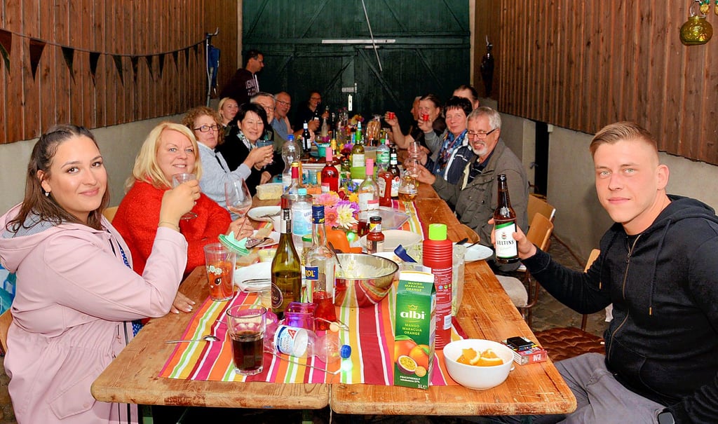 Ein Fest feierten die Anwohner des Bauernwinkels in Quarnebeck. Passieren sollte das eigentlich an den blauen Bänken in ihrer Straße. Der Regen ließ sie aber in eine Hofeinfahrt ausweichen.