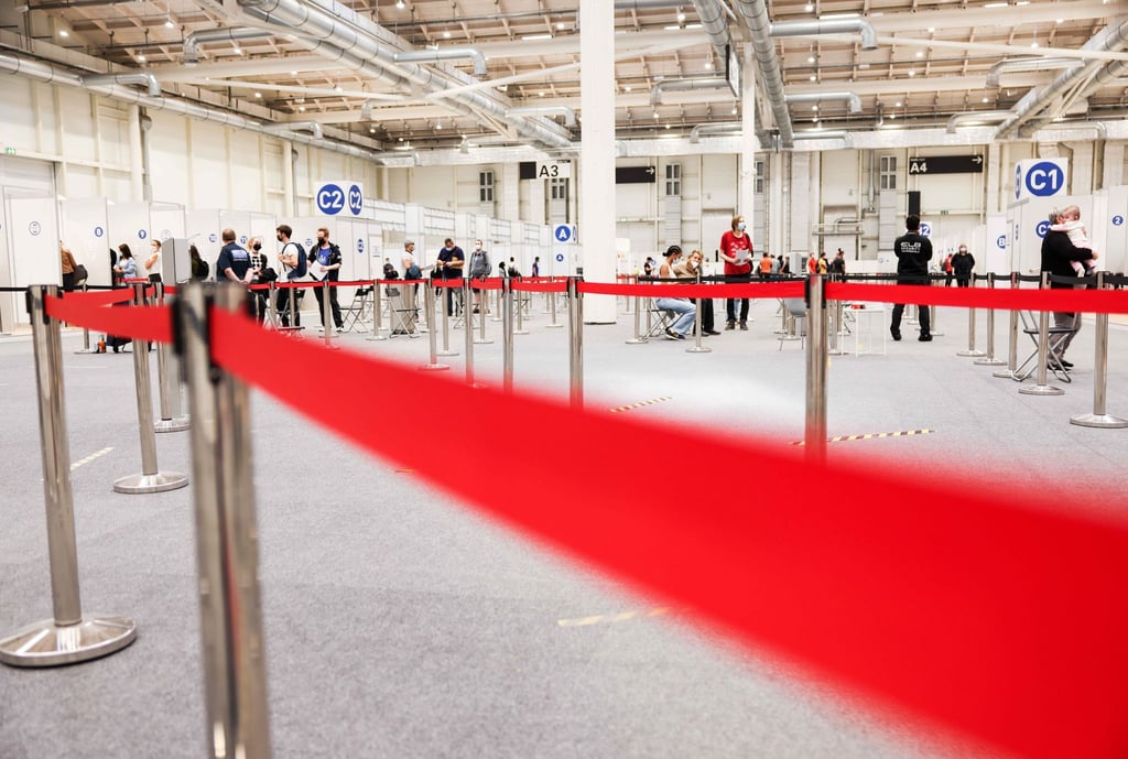 Impflinge warten am letzten Öffnungstag im Impfzentrum in den Hamburger Messehallen.