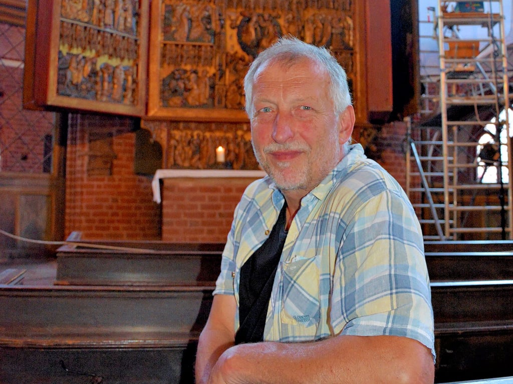 Restaurator Andreas Mieth sichert und festigt derzeit am hochgotischen Altar der Stendaler Marienkirche die historischen Tafelmalereien an den Flügeln.