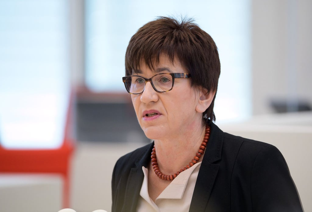 Brandenburges Staatskanzleichefin Kathrin Schneider spricht während der Landtagssitzung.