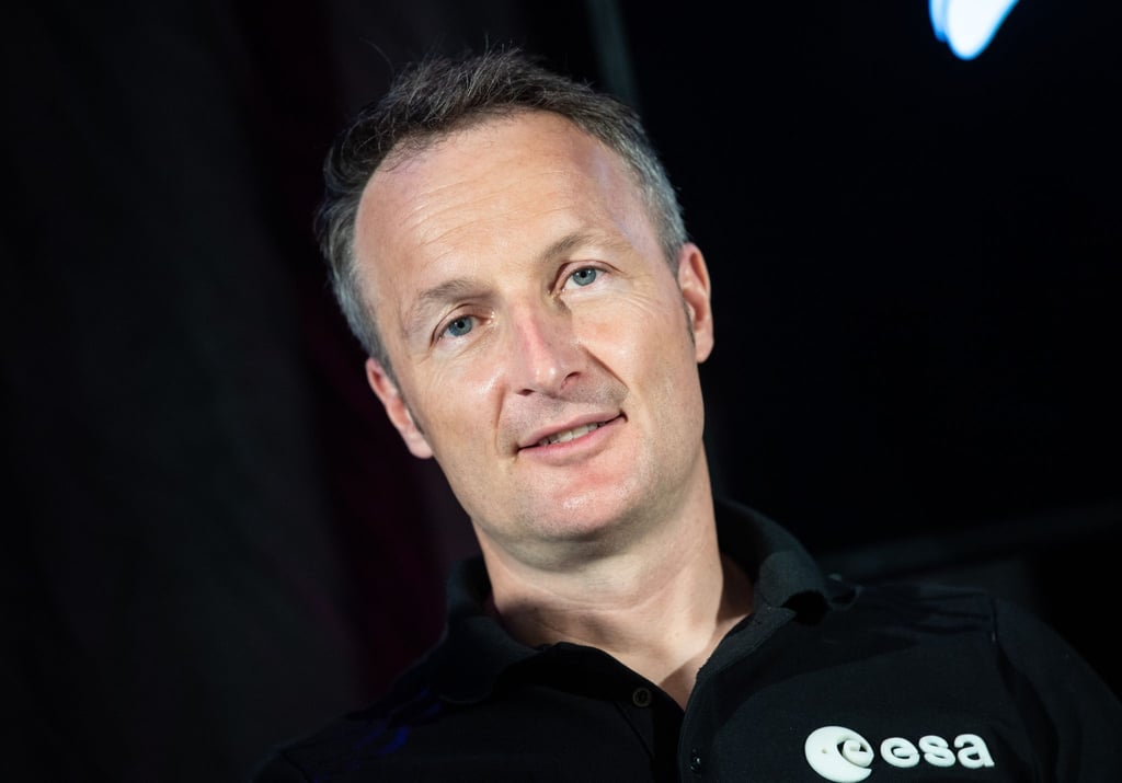 Matthias Maurer, ESA-Astronaut spricht auf einer Pressekonferenz des "World Club Dome" in einem Hotel in Frankfurt.