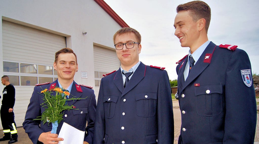 Eifern ihren Vätern nach: Pascal Hoffmeister (v.l.), Florian Witte und Jonas Pazina kennen die Feuerwehr von klein auf.