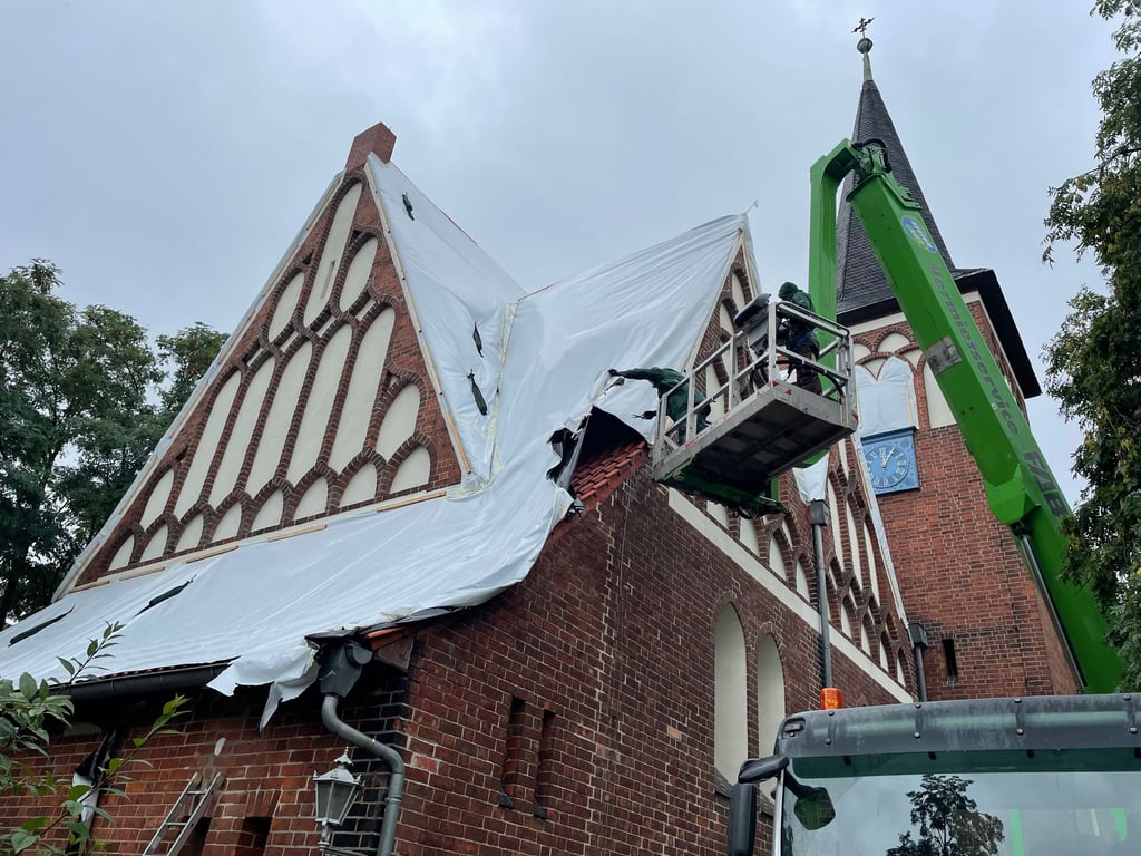 Für den Holzwurm war es am Montag ?fünf nach zwölf?: Nach der Schädlingsbekämpfung wurde die Reformationskirche Rothensee wieder ausgepackt. Mehr als drei Tage lang war das Gotteshaus im Inneren mit einem Gas behandelt worden, um dem Holzwurm den Garaus zu machen.