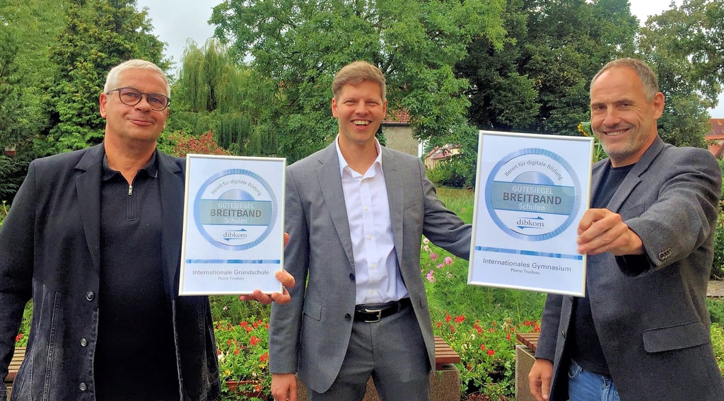 Ecole-Stiftungsvorstand Thomas Grosse (links), Wida Wendt von der Dibkom und Michael Kleinen, Leiter des Ecole-Gymnasiums (rechts) mit dem ?Gütesiegel Breitband?, Barleben.
