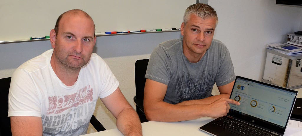 Stadtwehrleiter Denis Barycza (l.) und sein Stellvertreter Denis Hofmann erläuern, welche Vorteile sich aus der Digitalisierung der Zerbster Ortsfeuerwehren ergeben werden.