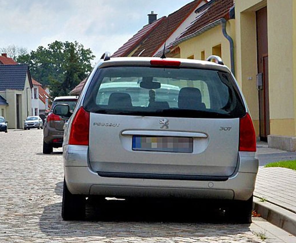Mit seinen Kennzeichen, aber eben ohne Stempelplakette als Zeichen für eine aktuelle Versicherung steht dieser Wagen an der Ranieser Dorfstraße.