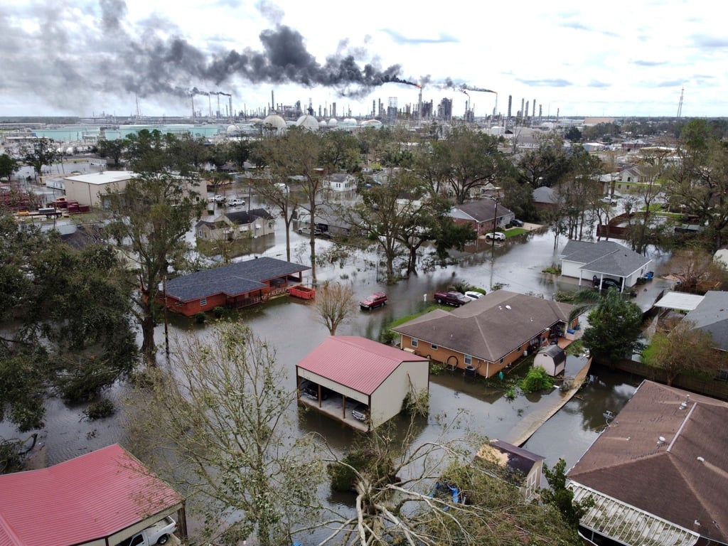 Hochwasser in einer Wohnsiedlung und auf dem Gelände einer Raffinerie in Louisiana nach dem Hurrikan „Ida“.