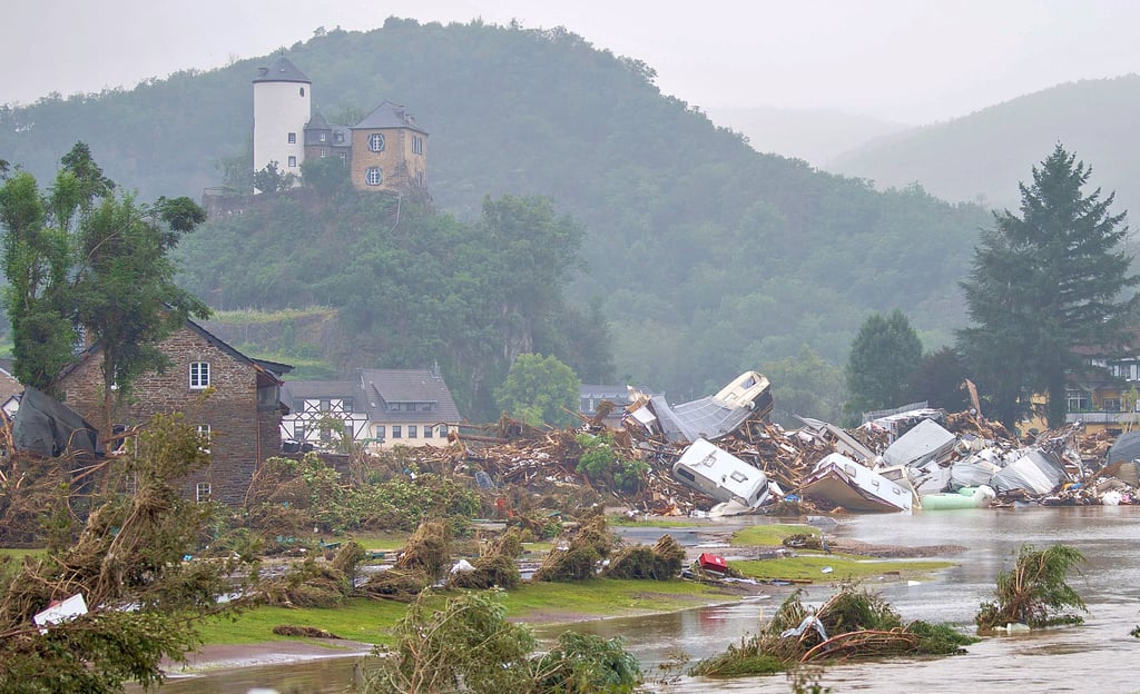 Mit ihrer Hilfsaktion wollen Silstedter Kreuzberg an der Ahr unterstützen. Der Fluss riss bei der Juli-Flut Campingwagen, Müll und Trümmer mit sich, die sich unter der Burg Kreuzberg stauten.