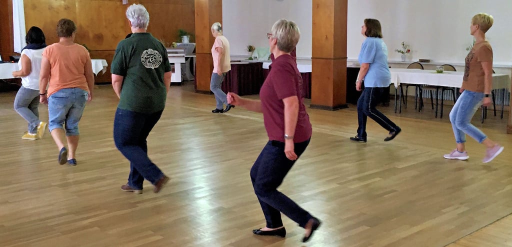 Endlich tanzen sie wieder: Vor etwa einem Monat haben die Linedancer wieder ihr Training am Mittwochabend in Aspenstedt gestartet. Die Schrittfolgen sitzen noch, wie die Frauen und Männer gleich beweisen.