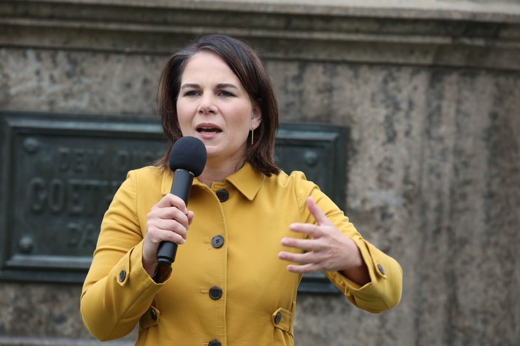 Annalena Baerbock, Kanzlerkandidatin und Bundesvorsitzende von Bündnis 90/Die Grünen, spricht beim Wahlkampf der Grünen in Thüringen auf dem Theaterplatz.