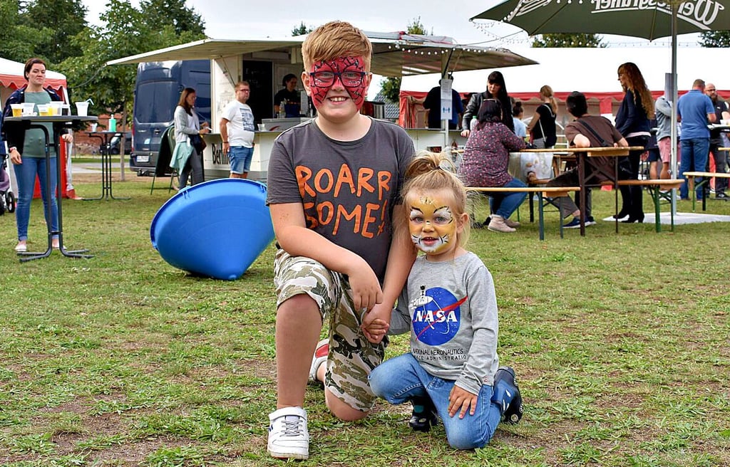 Noah und Mika Wittkowski aus Theeßen verwandelten sich beim Dretzeler Sommerfest in Spiderman und einen Tiger.