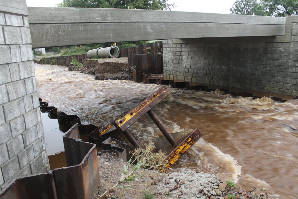 Das zentnerschwere Sperrelement vor der Hochwasser-Baustelle bei Veckenstedt ist von den Fluten der Ilse am Montag mehrere Meter mitgerissen worden.