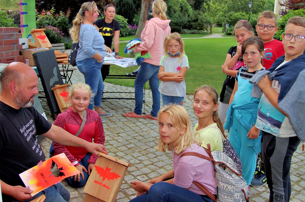 Beim zurückliegenden Treffen bauten die Kinder im Vorfeld der Loburger ?Bat-Night? Holzkästen für Fledermäuse.