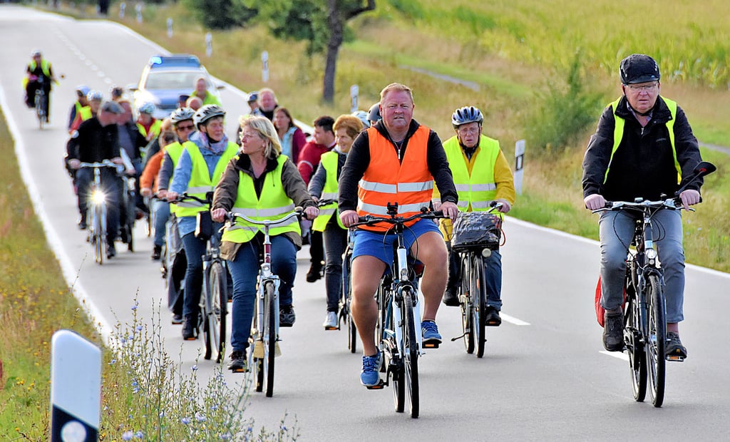 Eigentlich wollten die Radler bei ihrer jüngsten Tour schon die Bagger auf der Strecke zwischen Rätzlingen und Kathendorf sehen. Obwohl die Aufträge für den Radweg bereits vergeben sind, ist noch keine Spur vom Baugeschehen.