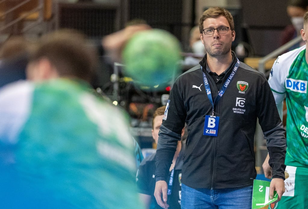 Jaron Siewert, Trainer der Füchse Berlin, steht am Spielfeldrand.