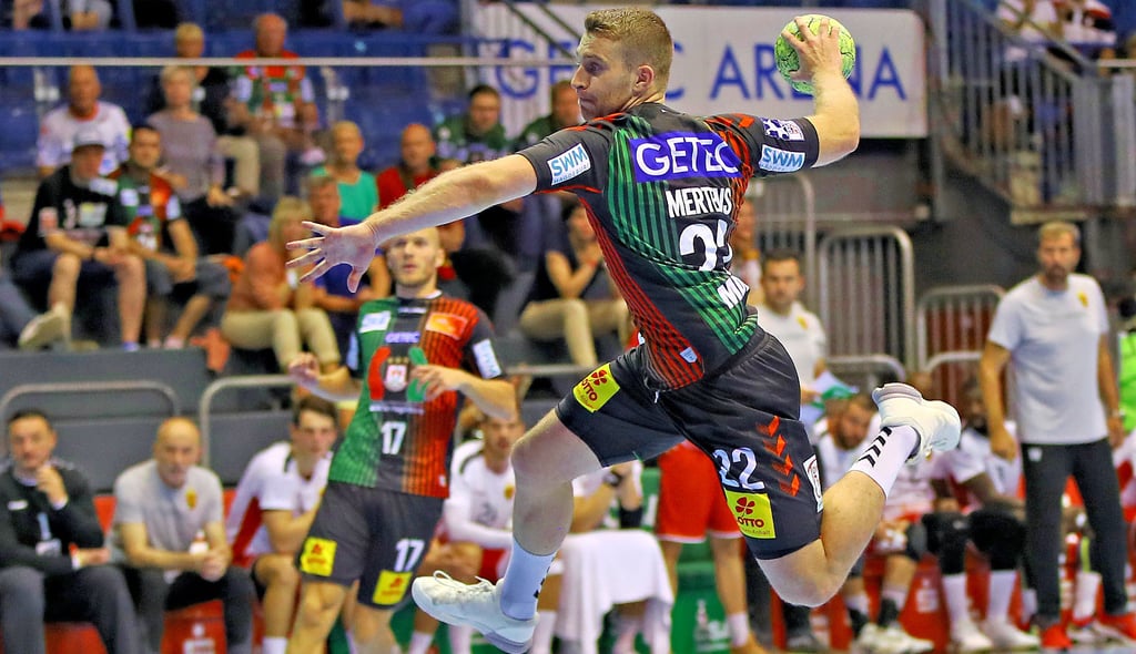 Lukas Mertens fliegt hier beim Hummel-Cup energisch auf das Tor von Vardar Skopje zu.