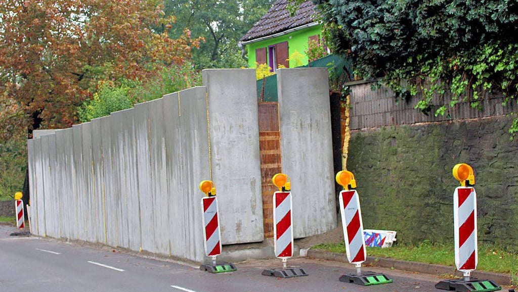 Ein monströses Bauwerk aus Winkelstützelementen sichert jetzt die dahinterliegende Stützmauer vor weiterem Einfall.
