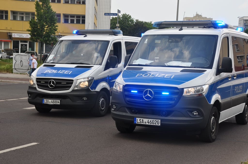 Die Polizei in Magdeburg hofft auf Zeugenhinweise, nachdem Unbekannte in Olvenstedt einen Zigarettenautomaten gesprengt haben.
