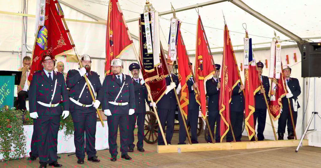 Alle beteiligten Ortswehren waren mit ihren eigenen Fahnen bei der Parade dabei.