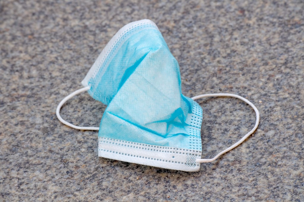 Wer bei der Arbeit Kontakt mit Kunden hat, muss auf Anordnung des Arbeitgebers zum Schutz vor Infektionen mit dem Coronavirus Maske tragen.