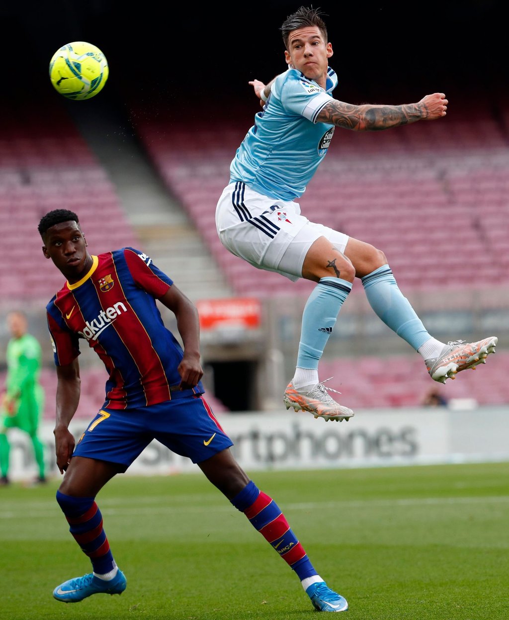 Ilaix (l) vom FC Barcelona und Santi Mina von Celta Vigo kämpfen um den Ball.
