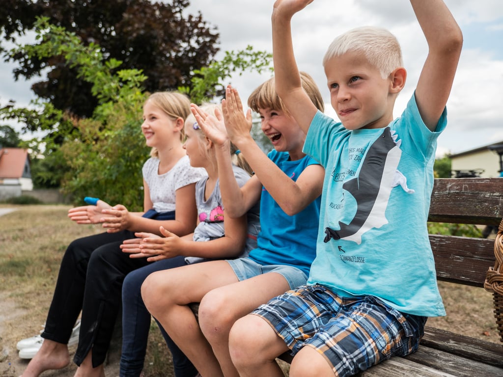 Selbst eine Fankurve gibt es auf dem Menzer Volleyballplatz. Wenn Mama und Papa spielen, jubeln die Kleinen ihnen zu.