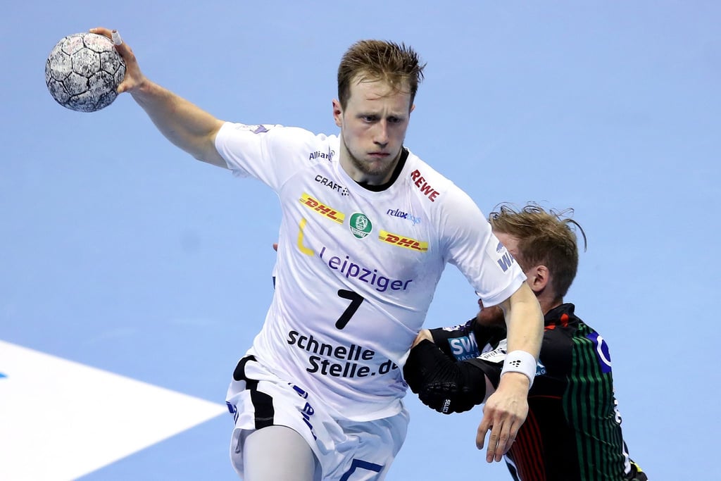Der Leipziger Luca Witzke (l) beim Spiel gegen den SC Magdeburg.